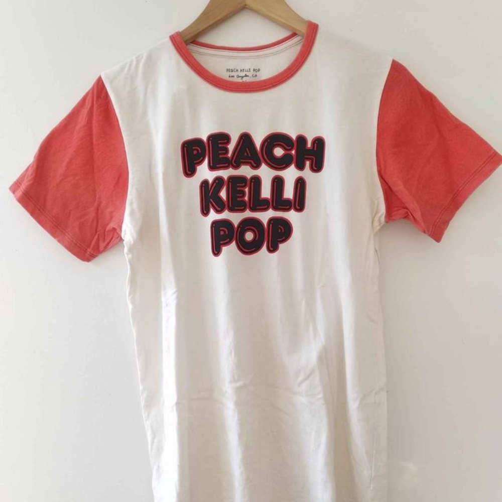 SOLD 🌟 Peach Kelli Pop x Mowgli Surf Collab Graphic Logo Merch T-shirt (XS) - Picture 1 of 4